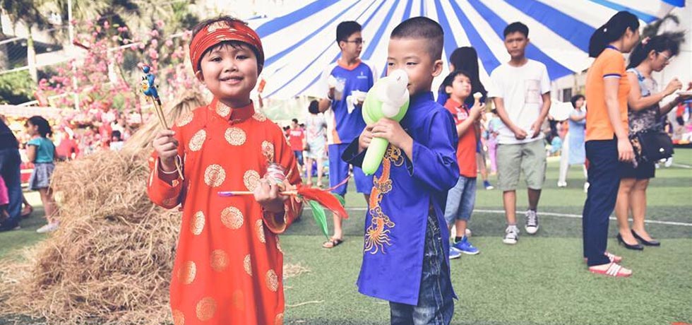 المدرسون والتلاميذ الفيتناميون يحتفلون بحلول العام الجديد الصيني