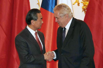 قادة التشيك يلتقون وزير الخارجية الصيني ويشيدون بالعلاقات والتعاون