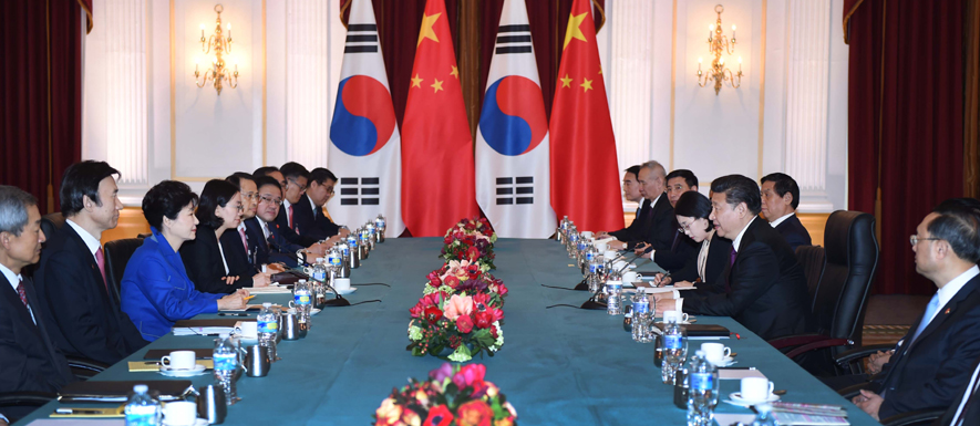شي يلتقي رئيسة كوريا الجنوبية لبحث العلاقات الثنائية والوضع في شبه الجزيرة الكورية