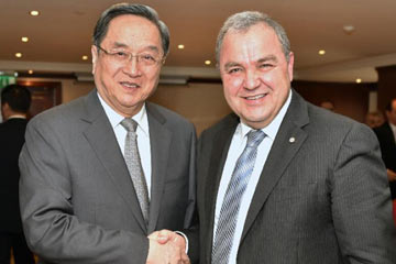 كبير المستشارين السياسيين الصينيين يجتمع مع رئيس برلمان مالطا لبحث العلاقات