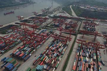 الصين تشهد ارتفاع الصادرات وانخفاض الواردات في ابريل