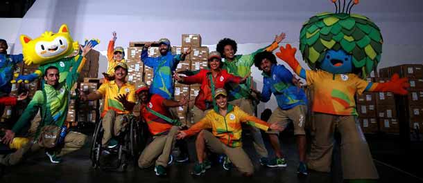 العاملون والمتطوعون في أولمبياد ريو يبدأون في تسلم الزي الرياضي الرسمي صيني الصنع
