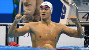 الصيني سون يانغ يفوز بذهبية 200 م سباحة حرة