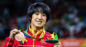 الصين تحرز أول ميدالياتها في المصارعة الحرة وسط هيمنة اليابانيات على الذهب