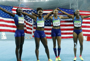 الولايات المتحدة تفوز بذهبية سباق تتابع 4 في 100م سيدات في أولمبياد ريو