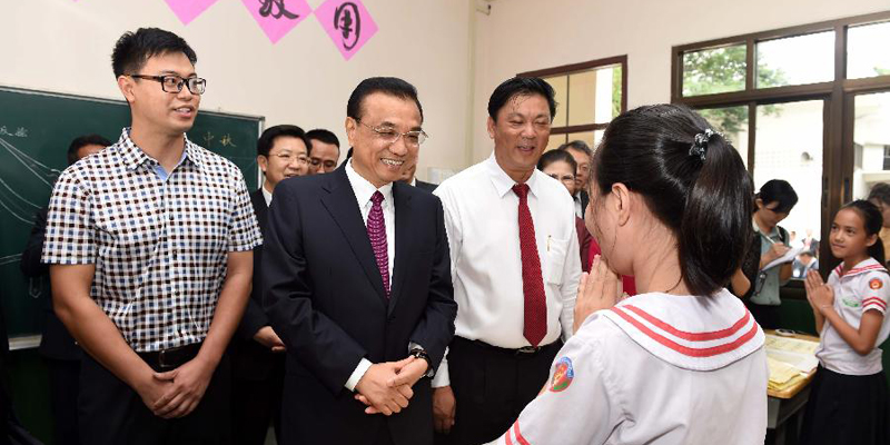 رئيس مجلس الدولة يزور مدرسة للغة الصينية فى لاوس