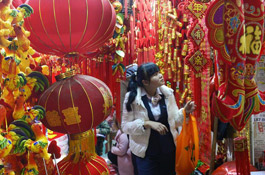 ازدهار سوق منتجات التزيين بمناسبة عيد الربيع المقبل في أنحاء الصين