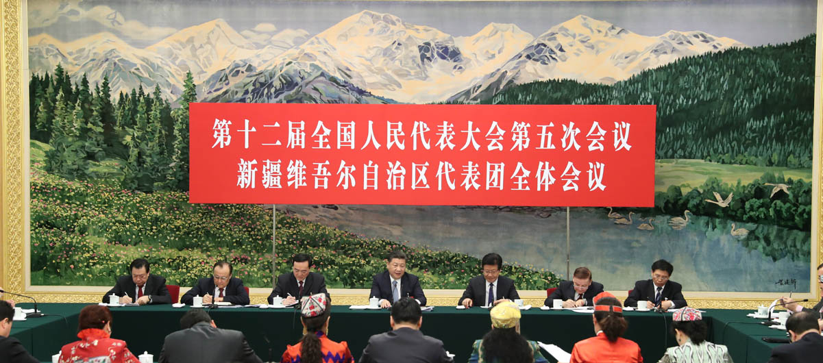 شي يدعو إلى بناء "سور الصين العظيم الحديدي" لحماية الاستقرار الاجتماعي في شينجيانغ