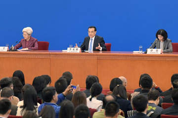 رئيس مجلس الدولة الصيني يلتقي بالصحفيين