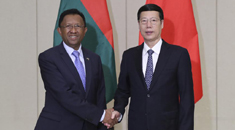 تقرير إخباري: نائب رئيس مجلس الدولة الصيني يجتمع مع قادة أجانب في منتدى بوآو الآسيوي