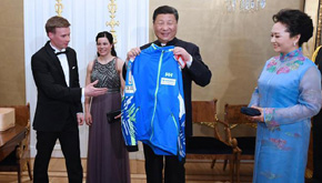 الرئيسان الصيني والفنلندي يلتقيان برياضيين فى بطولة رياضية شتوية