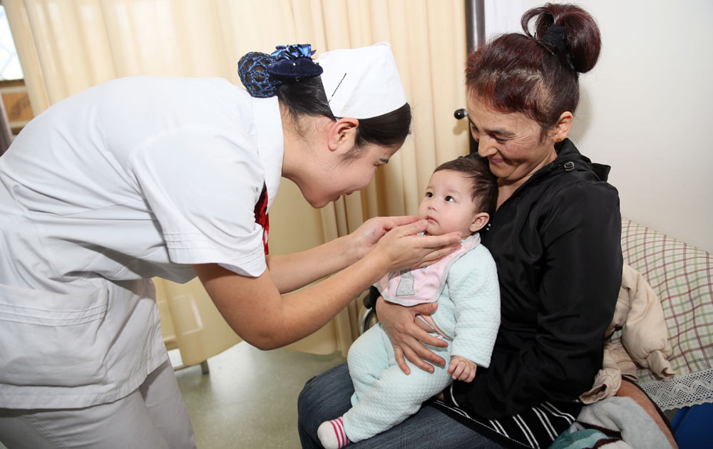 الحزام والطريق: الممرضات الصينيات يقدمن الخدمات الطبية للأجانب