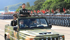 الرئيس الصيني يقوم بجولة تفتيش على جيش التحرير الشعبي الصيني في هونغ كونغ