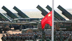 الرئيس الصيني شي جين بينغ يستعرض القوات احتفالا بالذكرى الـ90 لتأسيس جيش التحرير 
الشعبي الصيني