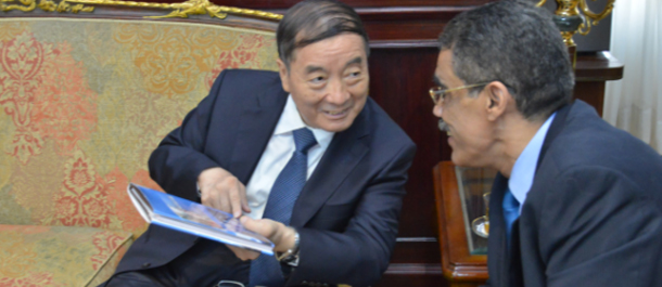 السفير الصيني بالقاهرة يبحث التعاون الإعلامي مع مسئول مصري