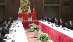 شي يحث آبي على اتخاذ المزيد من الإجراءات العملية لتحسين العلاقات الصينية-اليابانية