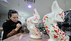 صنع الخزف الصيني لاستقبال سنة الكلب الصينية
