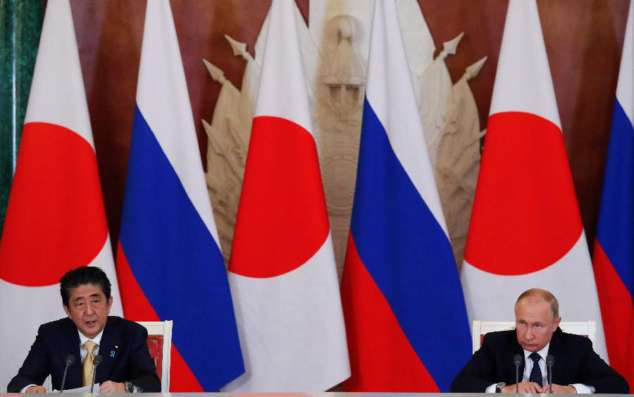بوتين وآبي يتفقان على مواصلة التعاون بشأن التوصل إلى معاهدة سلام