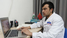 شاب طاجيكي وطموحه في الطب التقليدي الصيني