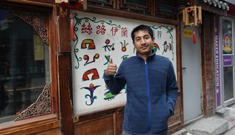 متطوع نيبالي في أزقة بكين