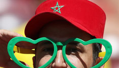 الجماهير المغربية تحتفل قبل مباراة البرتغال والمغرب