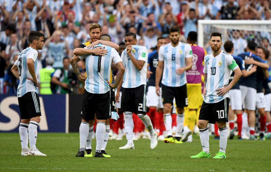 الرئيس الأرجنتيني يشكر لاعبي فريق كرة القدم رغم الخسارة أمام فرنسا