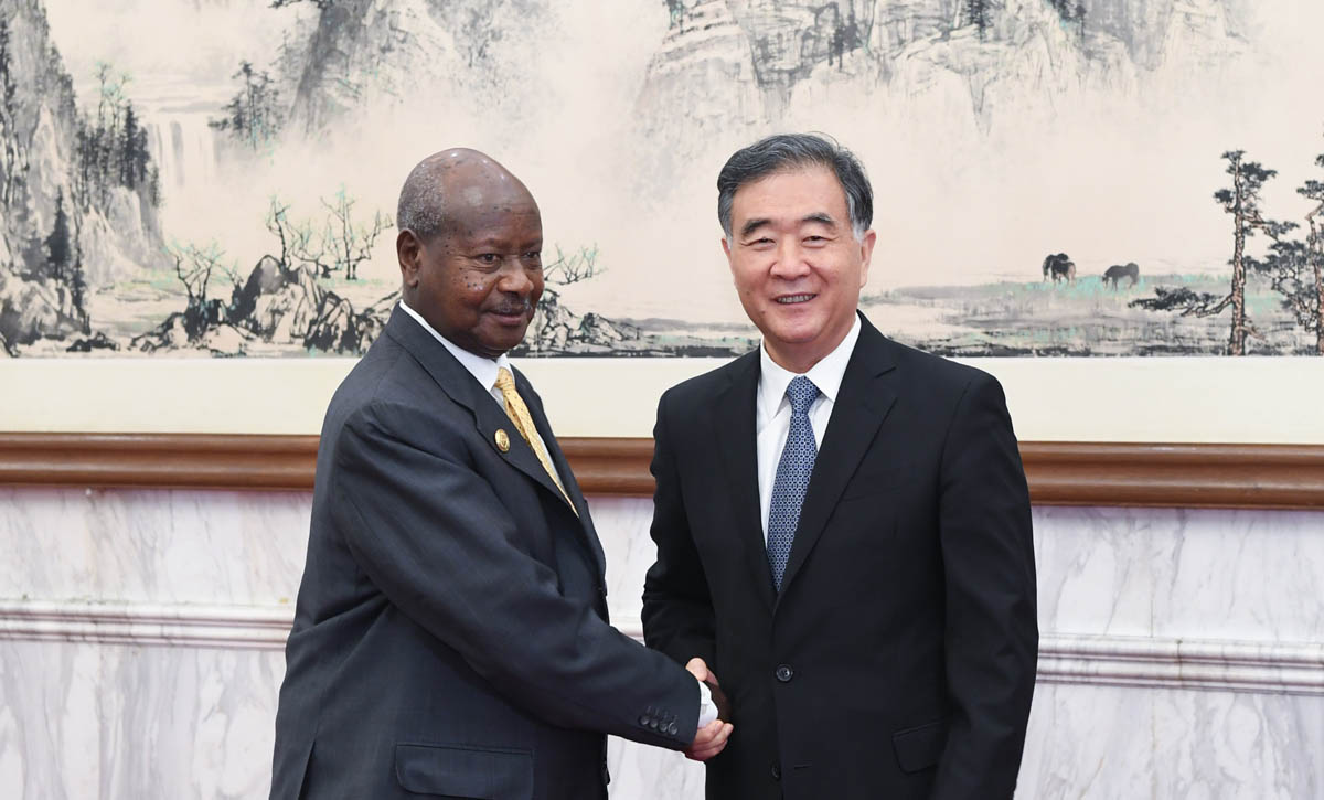 كبير المستشارين السياسيين الصينيين يلتقي بالرئيس الأوغندي