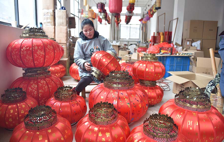 تصنيع الفوانيس لاستقبال عيد الربيع التقليدي في الصين