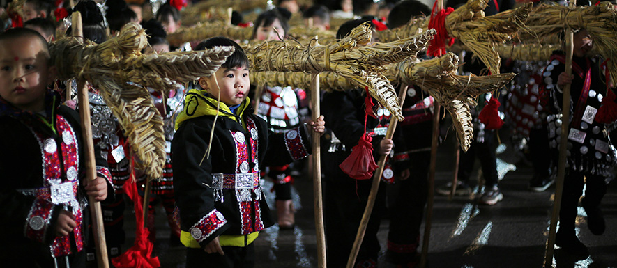 أداء رقصة التنين للاحتفال بعيد الفوانيس في جنوب غربي الصين