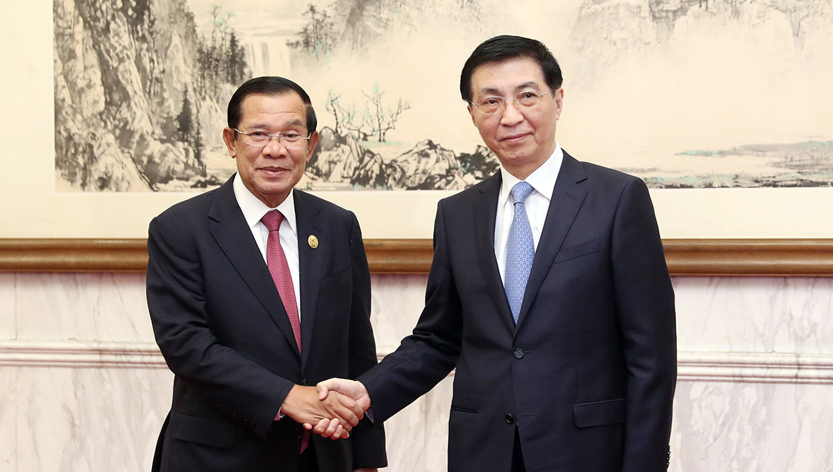 مسؤول كبير بالحزب الشيوعي الصيني يلتقي برئيس وزراء كمبوديا
