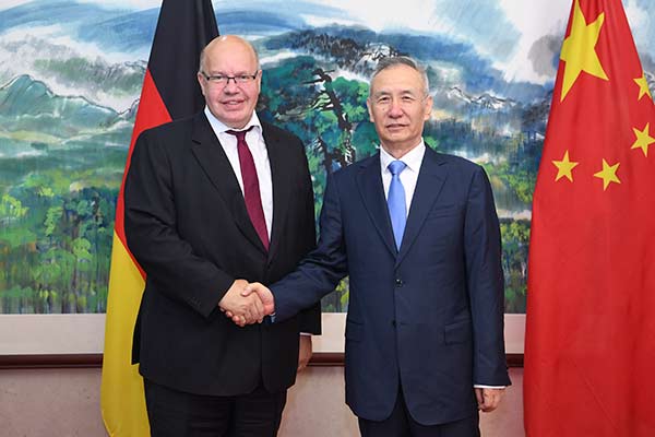 نائب رئيس مجلس الدولة الصيني يلتقي وزير الاقتصاد الألماني