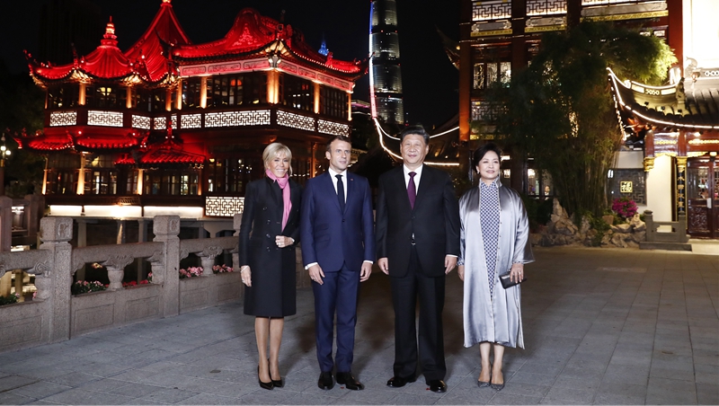شي وزوجته يلتقيان الرئيس الفرنسي وزوجته