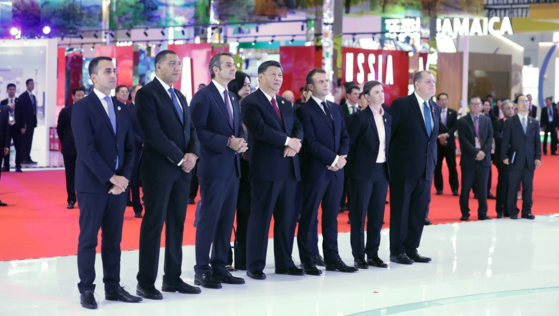 شي وقادة أجانب يقومون بجولة في معرض الصين الدولي الثاني للواردات