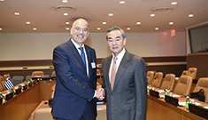 وزيرا خارجية الصين واليونان يتعهدان بتعزيز التعاون الشامل بين البلدين