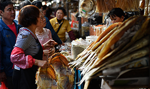 ازدهار سوق ثمار البحر المجففة في مقاطعة صينية
