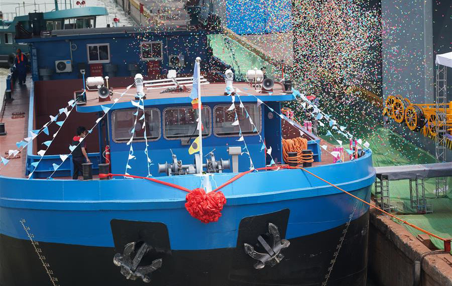 أول سفينة شحن كهربائية حمولتها 1000 طن على نهر اليانغتسي تجتاز اختبارا في مياه بشرقي الصين