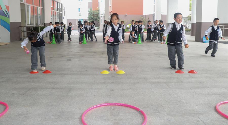 الأنشطة الرياضية الممتعة للتلاميذ في مدرسة ابتدائية في مدينة شانغهاي شرقي الصين