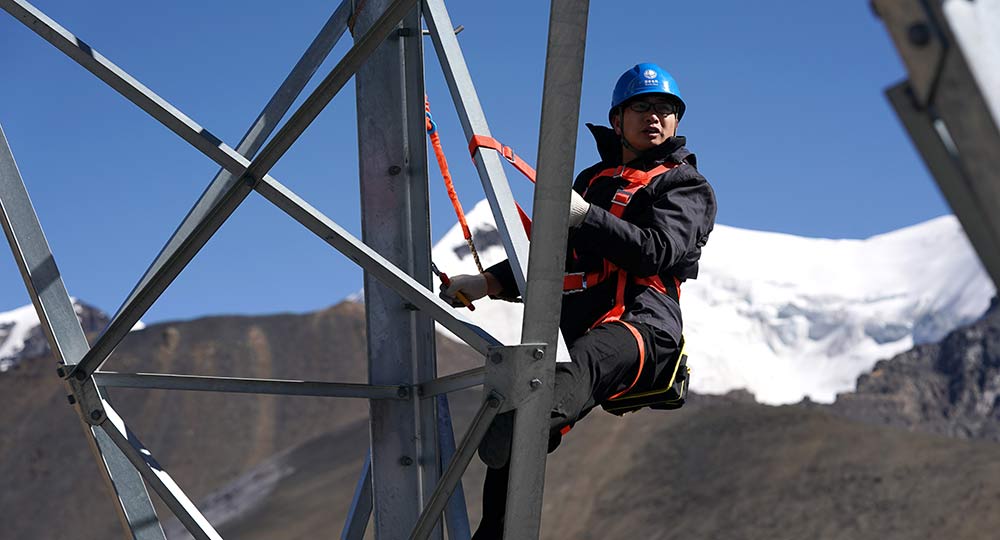 صيانة الأبراج الكهربائية على ارتفاع 5548 مترا في منطقة التبت بالصين