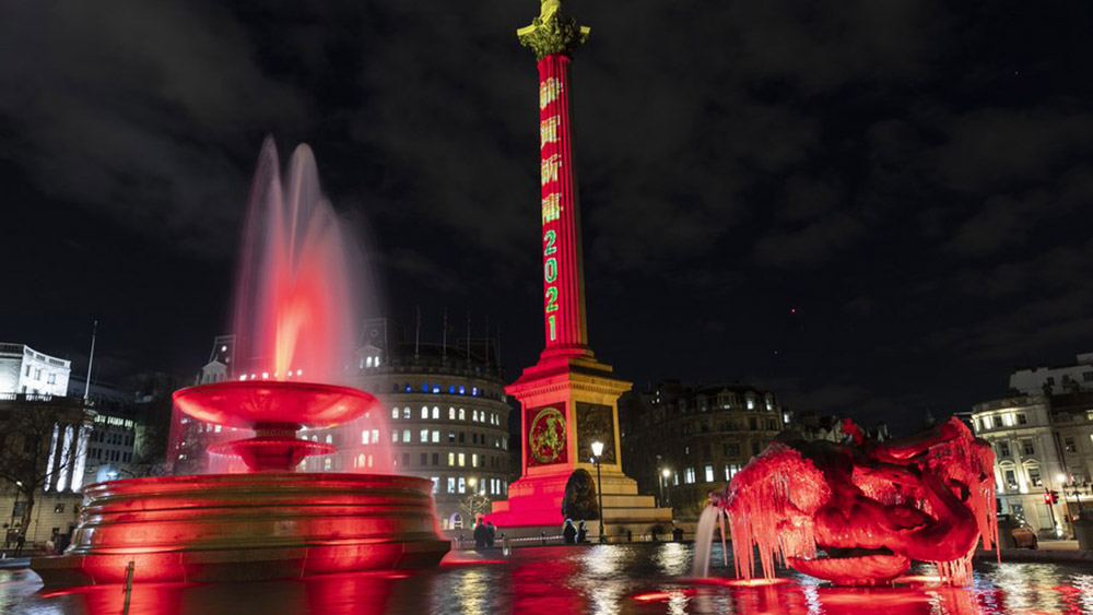 ساحة في لندن تتزين بالأضواء الحمراء لاستقبال العام القمري الصيني الجديد- عام الثور