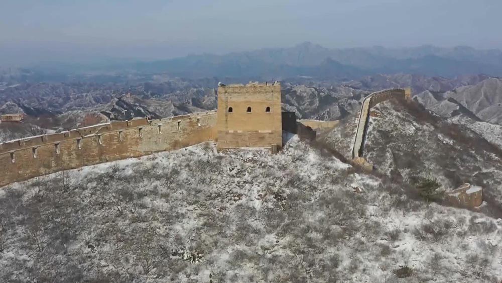 فيديو: سور الصين العظيم بعد سقوط الثلج الربيعي