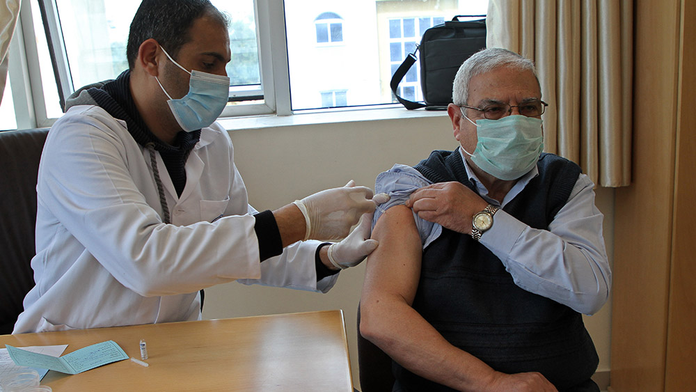 فيديو: انطلاق حملة تطعيم شاملة ضد فيروس كورونا في فلسطين
