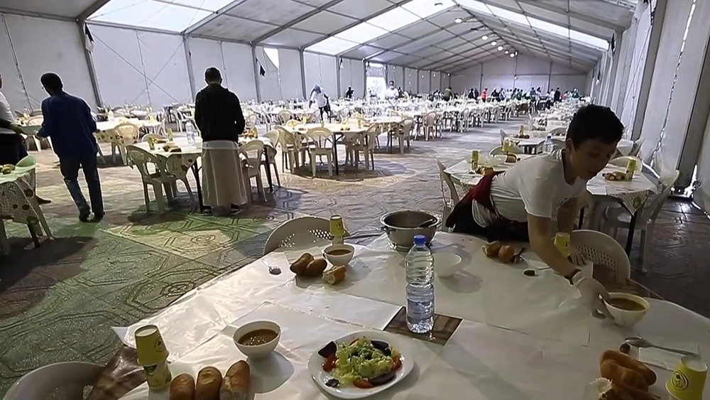 فيديو: متطوعون شباب جزائريون يجهزون وجبة الإفطار للمحتاجين
