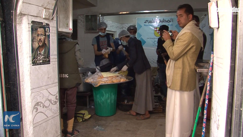 فيديو: المطبخ الخيري في اليمن يقدم الطعام لليمنيين الفقراء