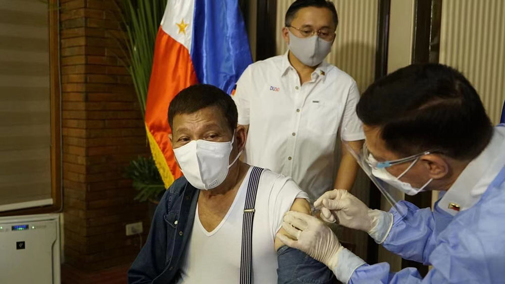 فيديو: الرئيس الفلبيني دوتيرتي يتلقى التطعيم بلقاح سينوفارم الصيني المضاد لكوفيد-19