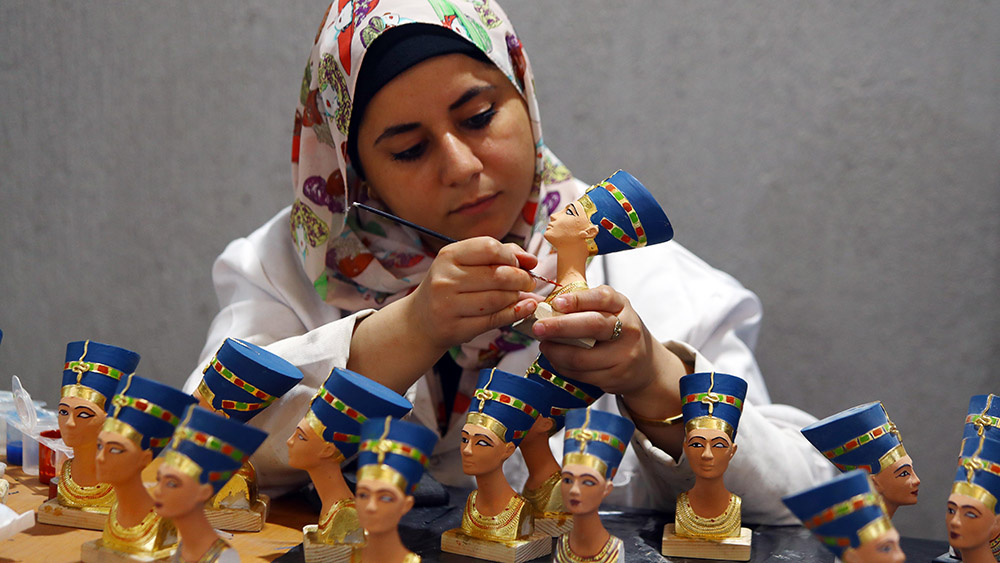 فيديو: أول مصنع للمستنسخات الأثرية في مصر يسعى إلى الترويج للثقافة في جميع أنحاء العالم