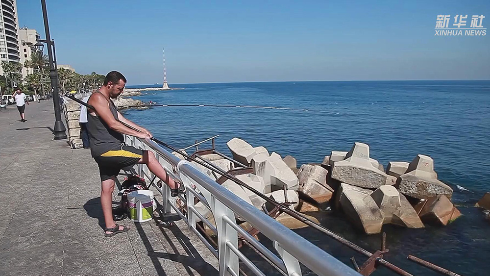 فيديو: بعض اللبنانيين يعتمدون على صيد الأسماك للطعام وسط الأزمة الاقتصادية الراهنة