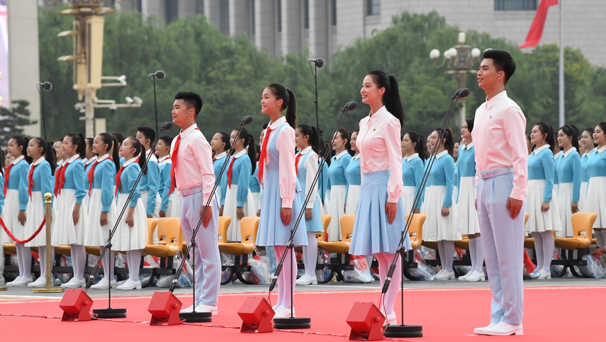أعضاء عصبة الشبيبة الشيوعية الصينية والرواد الشباب يحيون الحزب الشيوعي الصيني