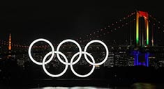 الحلقات الأولمبية العملاقة تعود إلى خليج طوكيو