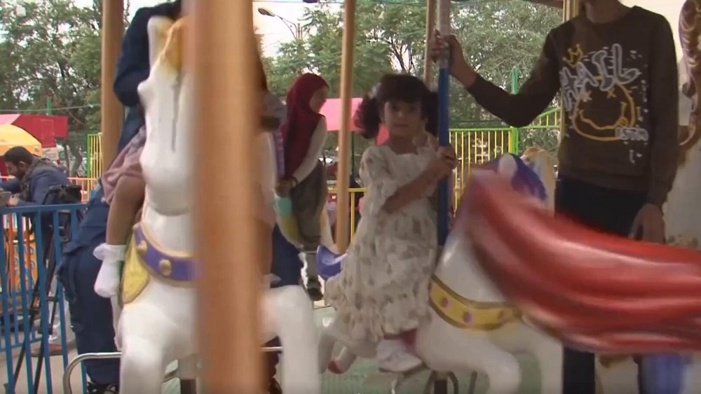 فيديو: يمنيون يصطحبون أطفالهم إلى حديقة الملاهي خلال عطلة العيد