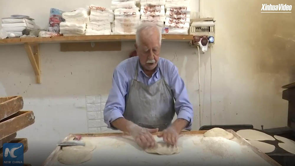 فيديو: خباز فلسطيني مسن يواصل صنع خبز الطابون التقليدي وسط ظهور المخابز الحديثة